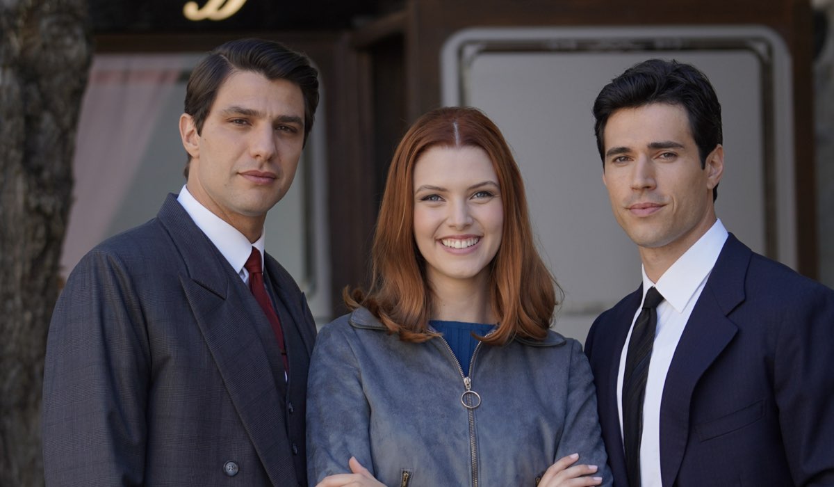 Da sinistra: Pietro Masotti (Marcello Barbieri), Arianna Amadei (Odile di Sant'Erasmo) e Danilo D'Agostino (Matteo Portelli) in un posato per “Il Paradiso Delle Signore 10”. Credits: Rai.