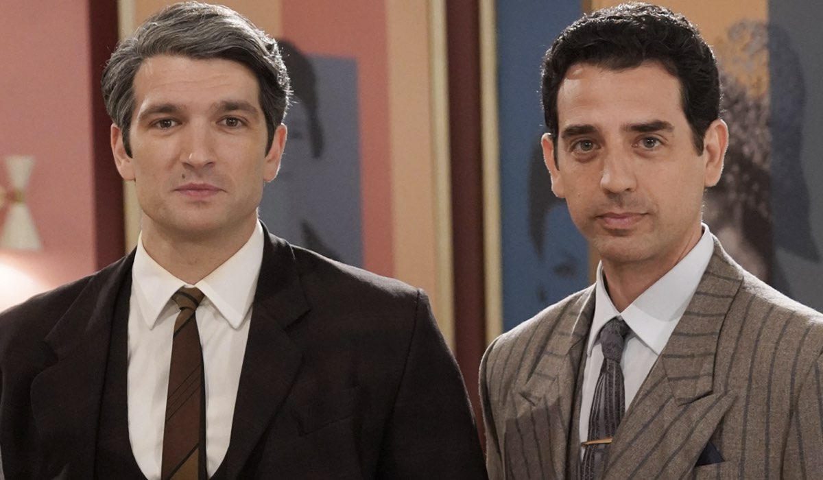 Da sinistra: Filippo Scarafia (Roberto Landi) e Luca Ferrante (Gianlorenzo Botteri) in un posato per “Il Paradiso Delle Signore 10”. Credits: Rai.