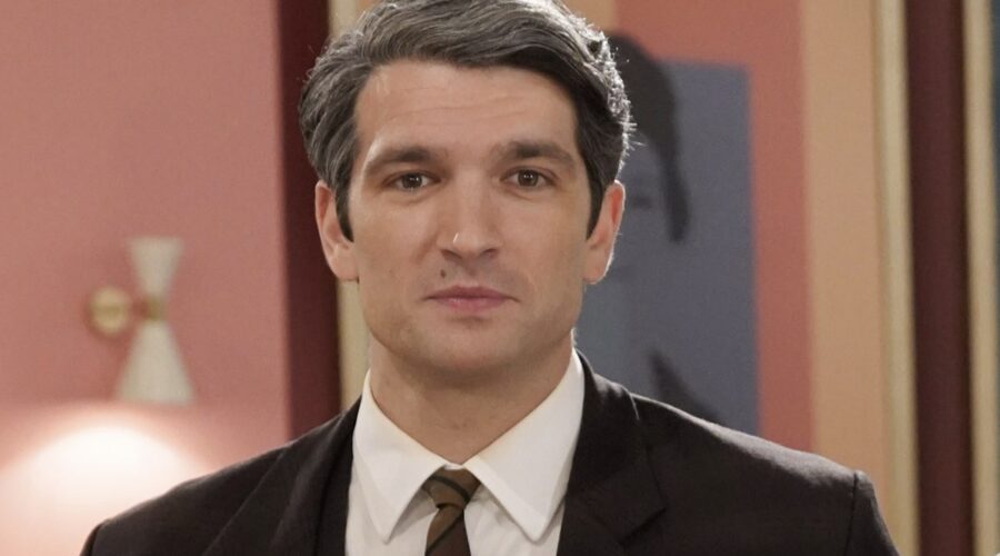 Filippo Scarafia (Roberto Landi) in un posato per “Il Paradiso Delle Signore 10”. Credits: Rai.