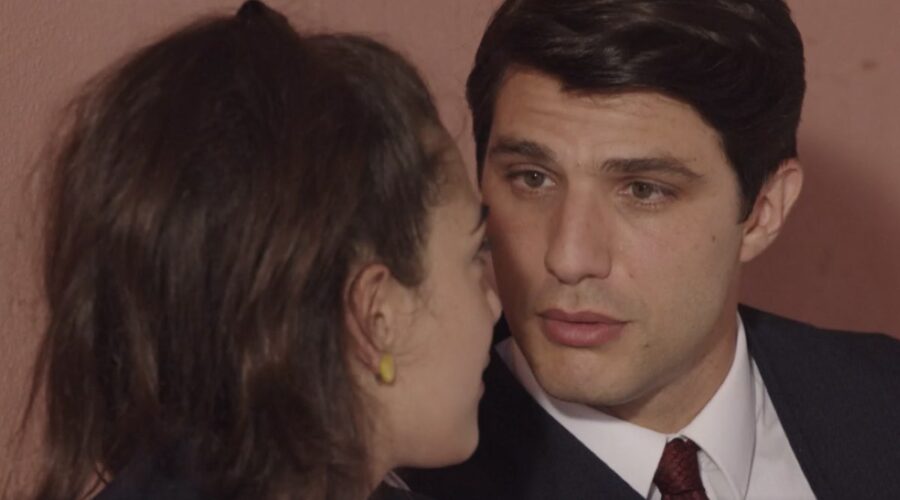 Da sinistra: Nicoletta Di Bisceglie (Rosa Camilli) e Pietro Masotti (Marcello Barbieri) in una scena della puntata 18 de “Il Paradiso Delle Signore 10”. Credits: Rai.