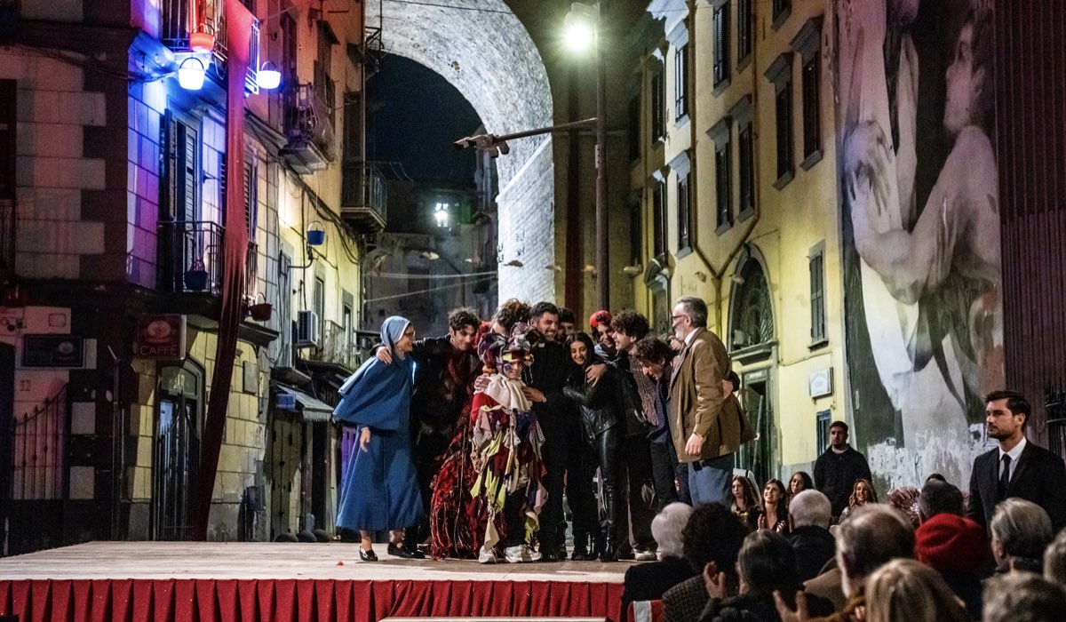 Una scena di gruppo di “Noi del Rione Sanità”. Credits: Gianni Fiorito/Rai.