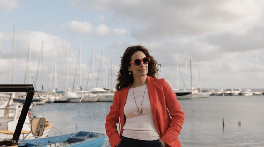 Serena Iansiti (Michela Pacino) in una scena del primo episodio di “Màkari 4”. Credits: Valentina Glorioso/Rai.