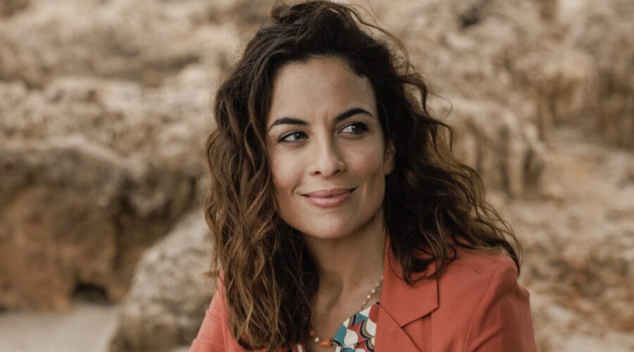 Serena Iansiti (Michela Pacino) in una scena del secondo episodio di “Màkari 4”. Credits: Valentina Glorioso/Rai.