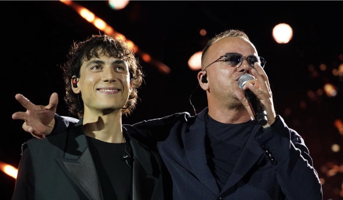 Matteo Paolillo e Gigi D'Alessio in Piazza Plebiscito di Napoli. Recitano insieme in “Solo se canti tu”. Credits: Titanus Production/Pepito Produzioni/Rai Cinema.