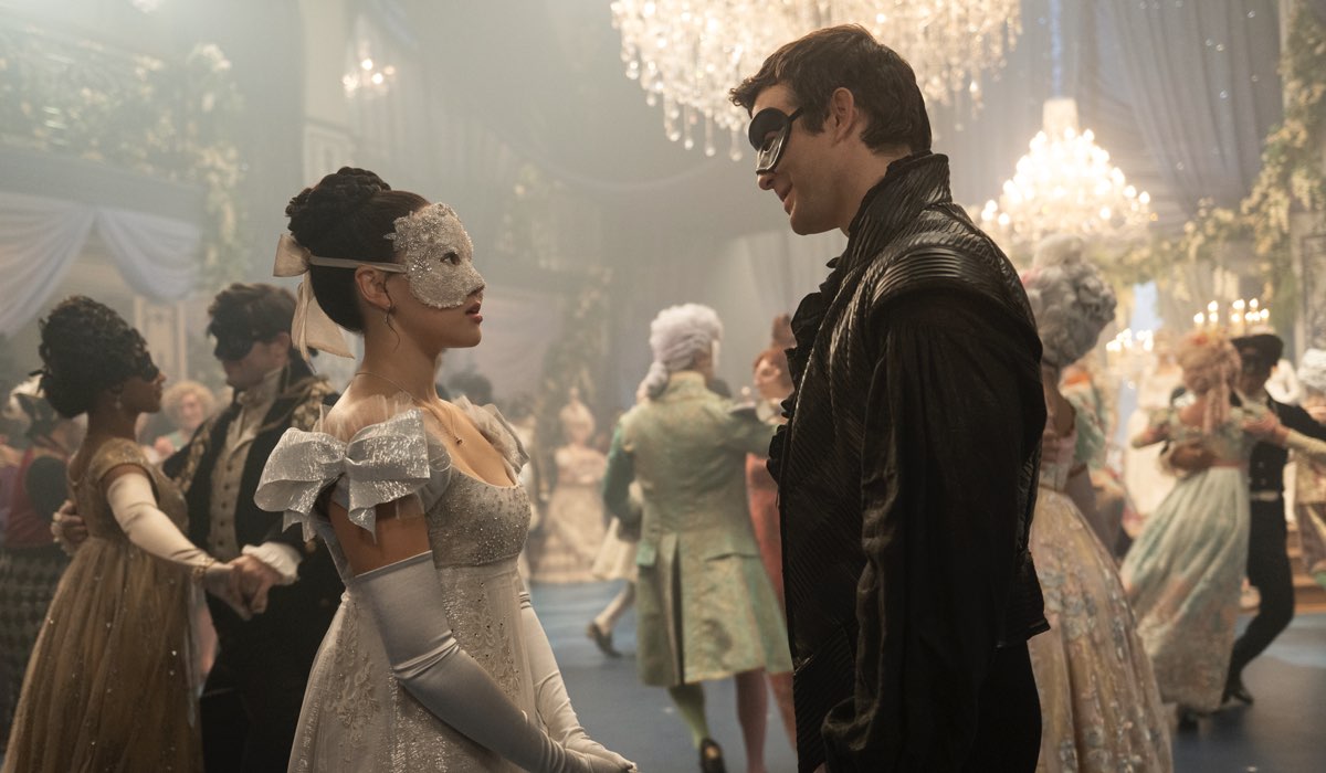 Da sinistra: Sophie Baek (Yerin Ha) e Benedict Bridgerton (Luke Thompson) in una scena del primo episodio di “Bridgerton 4”. Credits: Netflix.Foto da Riccardo Mancini il 13 ottobre 2025.