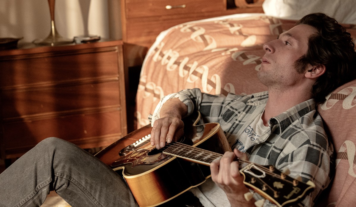 Springsteen Liberami Dal Nulla Jeremy Allen Whinte In Una Scena Del Film Credits Disney