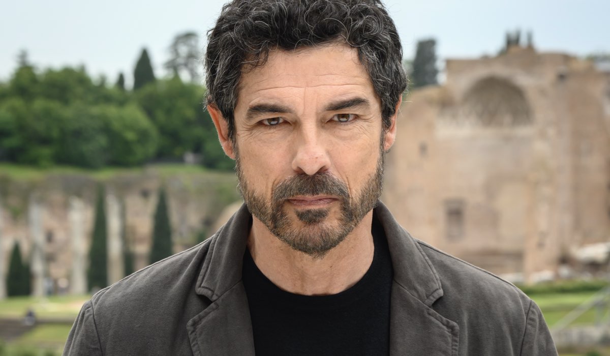 Alessandro Gassmann (Dante Balestra) in un posato per “Un Professore 3”. Credits: Anna Camerlingo, Banijay Studios Italy e Rai.