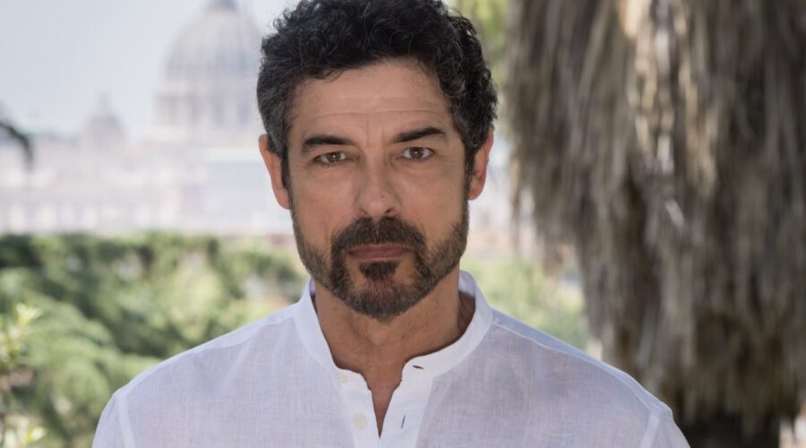 Alessandro Gassmann (Dante Balestra) in un posato per “Un Professore 3”. Credits: Anna Camerlingo, Banijay Studios Italy e Rai.