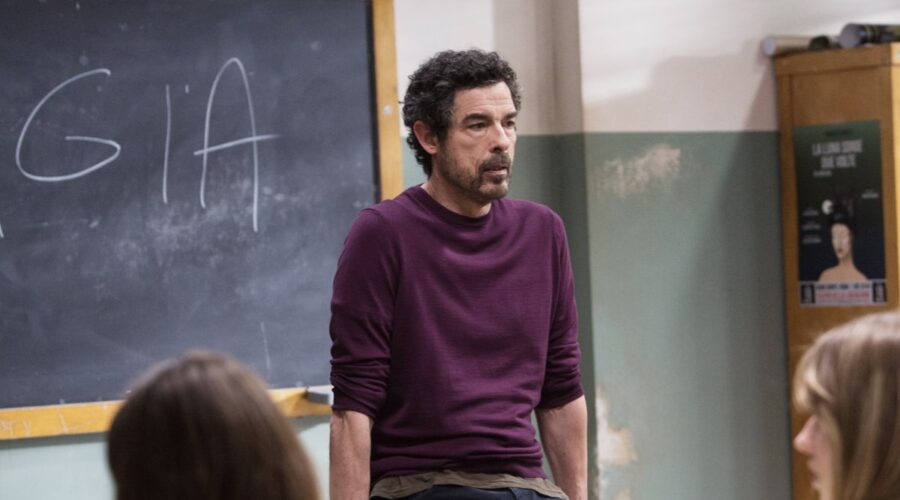 Alessandro Gassmann (Dante Balestra) in una scena di “Un Professore 3”. Credits: Banijay Studios Italy/Rai.
