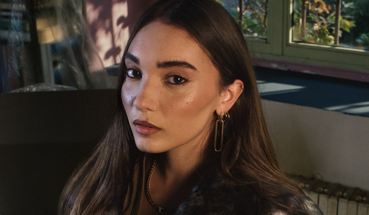 Antonia, nome d'arte di Antonia Nocca, in un posato. Credits: Manuel Grazia.