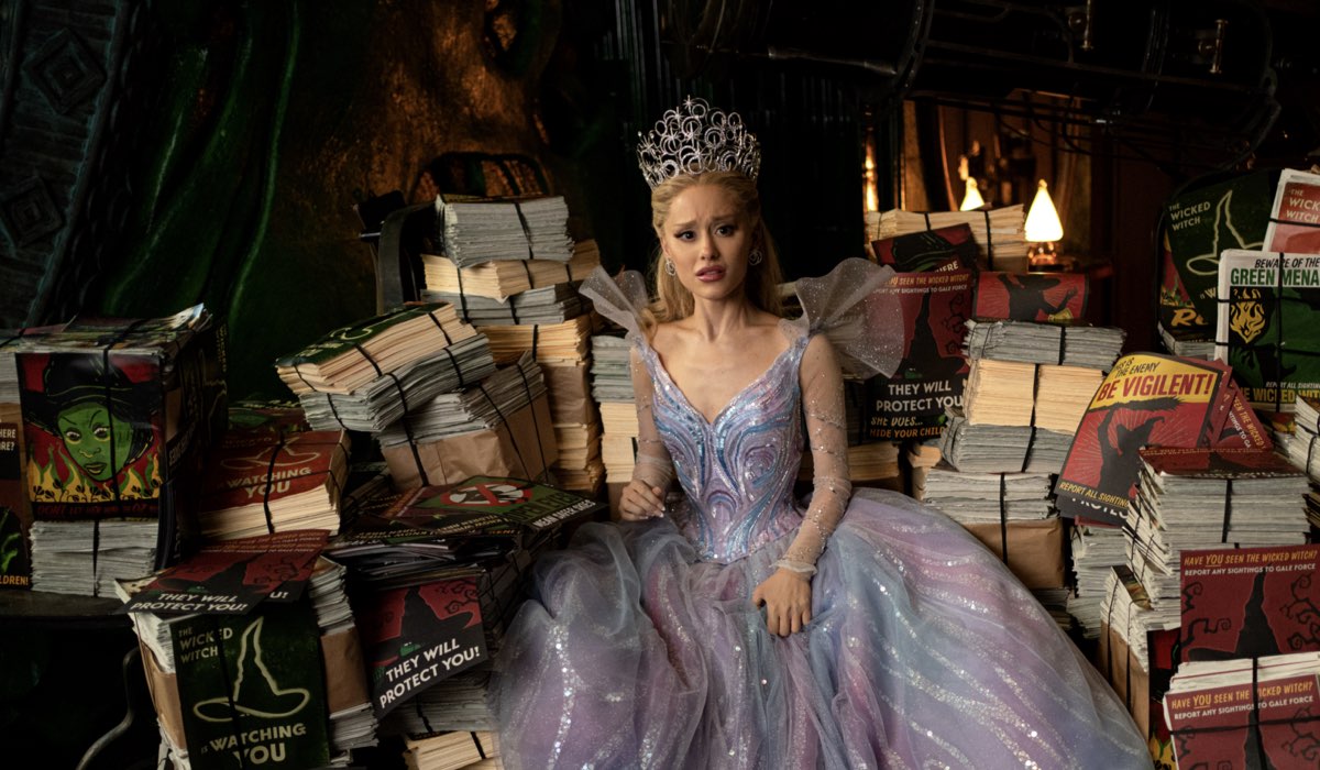 Ariana Grande (Glinda) in una scena di “Wicked - Parte 2”. Credits: Universal Pictures.