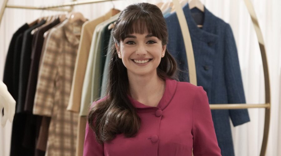 Chiara Trombini (Barbara Musso) in un posato per “Il Paradiso Delle Signore 10”. Credits: Pierfrancesco Bruni/Rai.