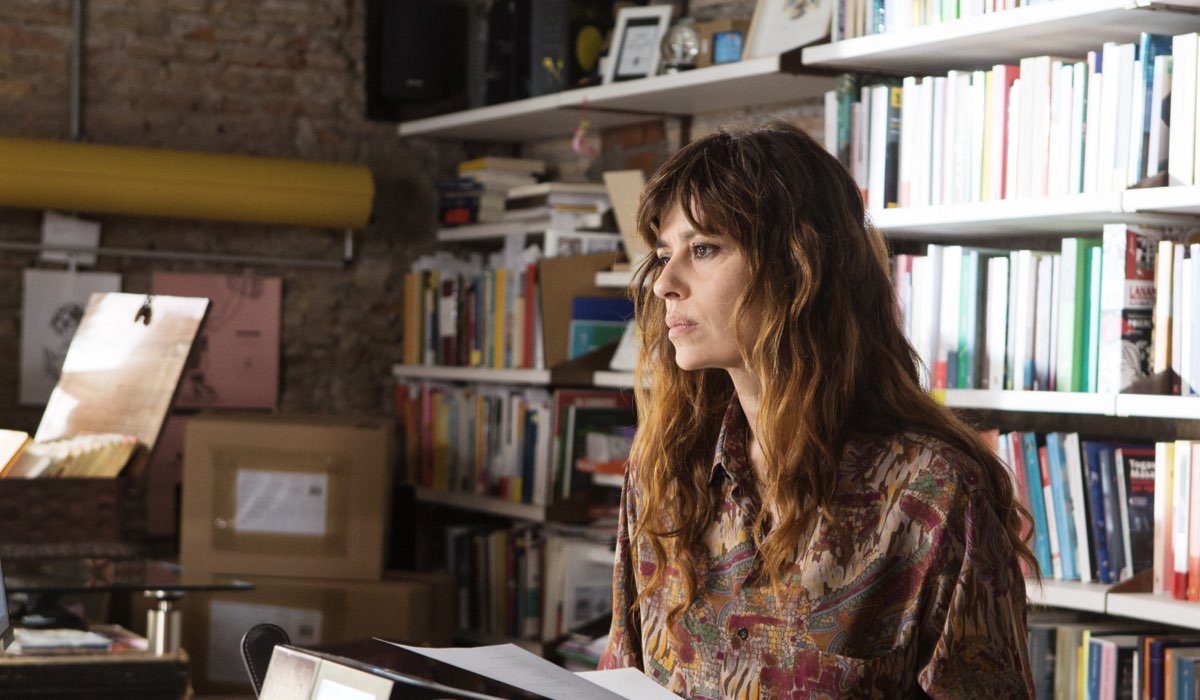 Claudia Pandolfi (Anita Ferro) in una scena di “Un Professore 3”. Credits: Banijay Studios Italy/Rai.