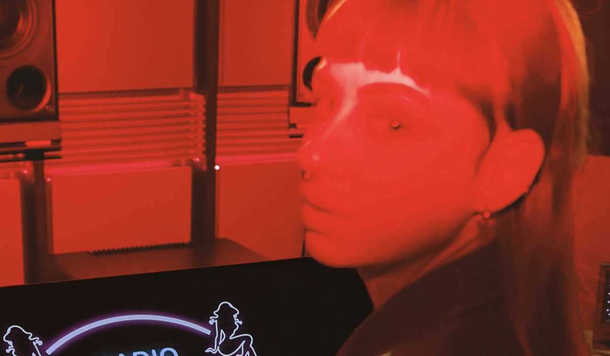 La cover di “Radio Erotika”, la canzone con cui cmqmartina, nome d'arte di Martina Sironi, si presenta a “Sanremo Giovani 2025”.