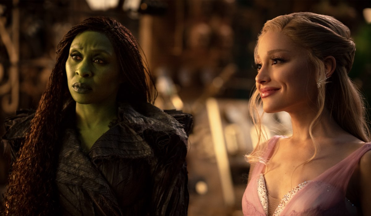 Da sinistra: Cynthia Erivo (Elphaba) e Ariana Grande (Glinda) in una scena di “Wicked - Parte 2”. Credits: Universal Pictures.