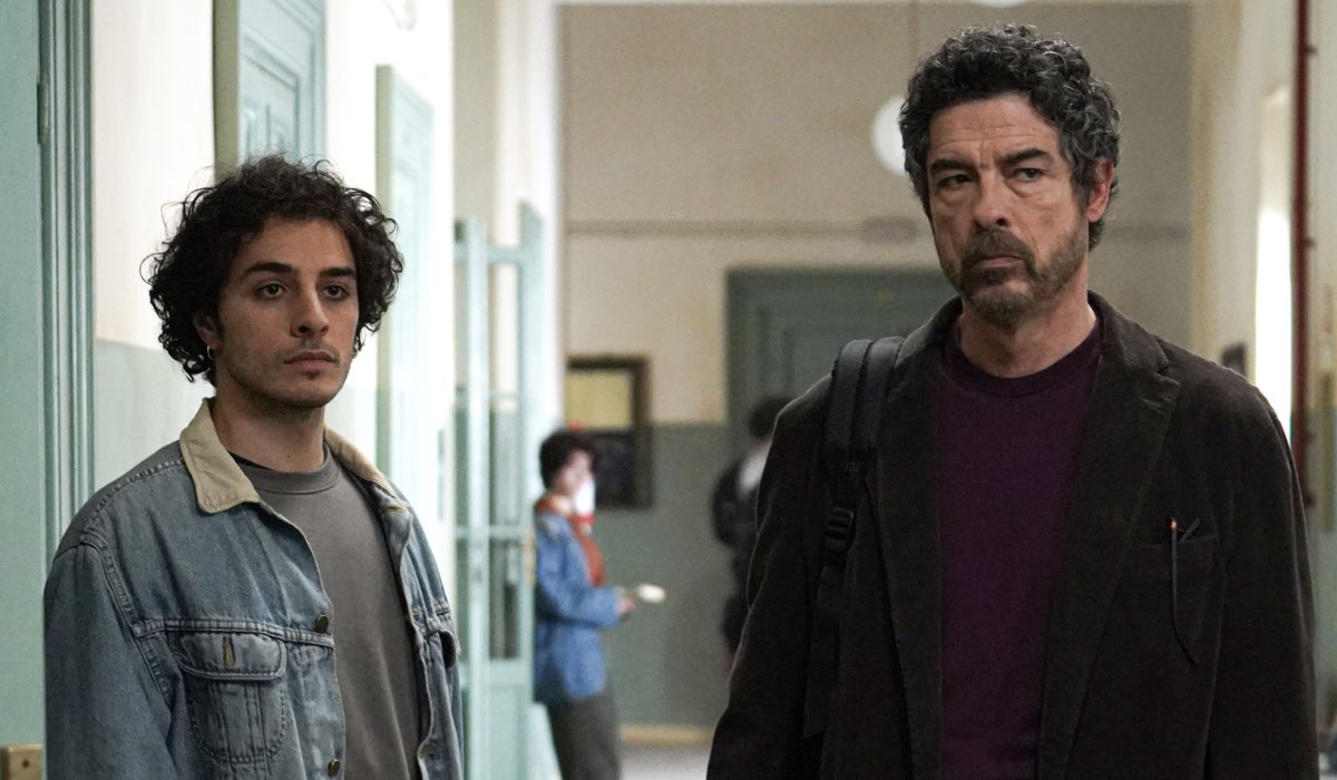 Da sinistra: Damiano Gavino (Manuel Ferro) e Alessandro Gassmann (Dante Balestra) in una scena di “Un Professore 3”. Credits: Banijay Studios Italy/Rai.