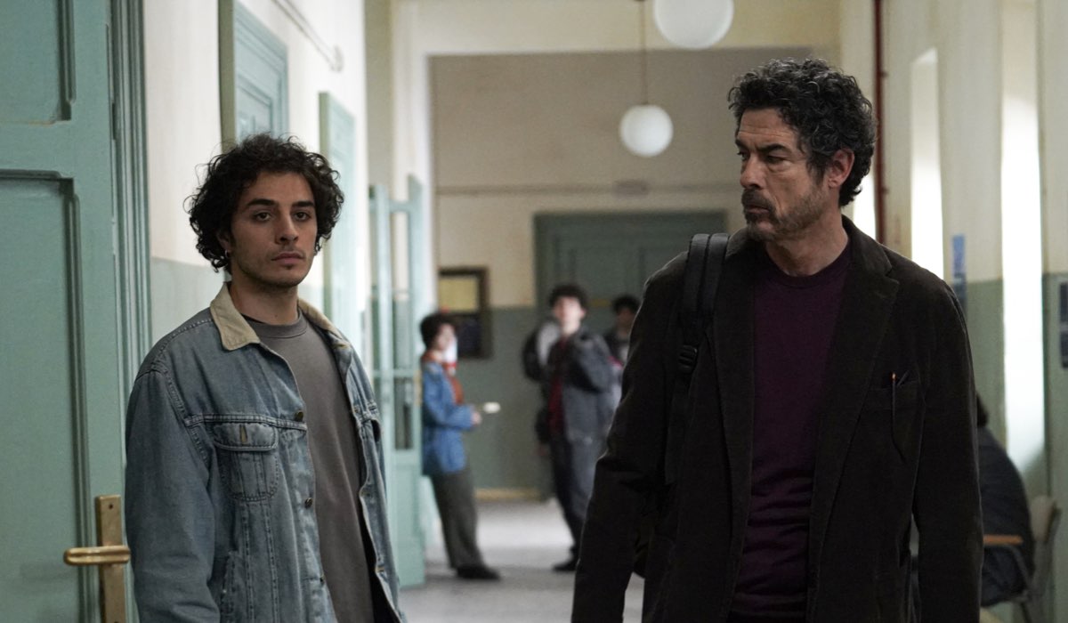 Da sinistra: Damiano Gavino (Manuel Ferro) e Alessandro Gassmann (Dante Balestra) in una scena di “Un Professore 3”. Credits: Banijay Studios Italy/Rai.