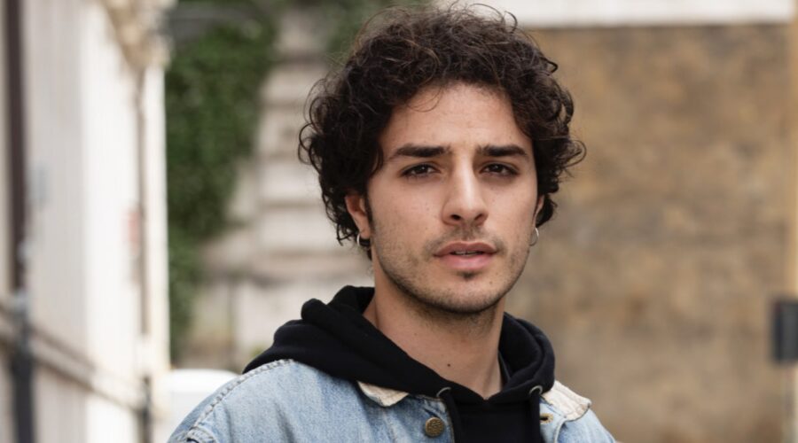 Damiano Gavino (Manuel Ferro) in un posato per “Un Professore 3”. Credits: Assunta Servello, Banijay Studios Italy e Rai.