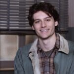 Filippo Brogi (Zeno Lulli) in un posato per “Un Professore 3”. Credits: Assunta Servello, Banijay Studios Italy e Rai.