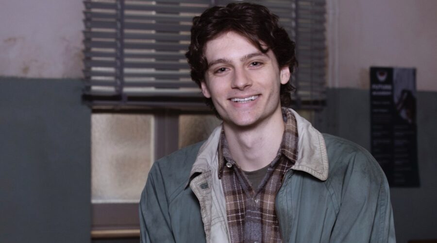 Filippo Brogi (Zeno Lulli) in un posato per “Un Professore 3”. Credits: Assunta Servello, Banijay Studios Italy e Rai.