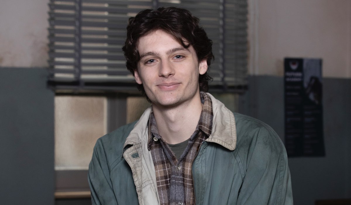 Filippo Brogi (Zeno Lulli) in un posato per “Un Professore 3”. Credits: Assunta Servello, Banijay Studios Italy e Rai.