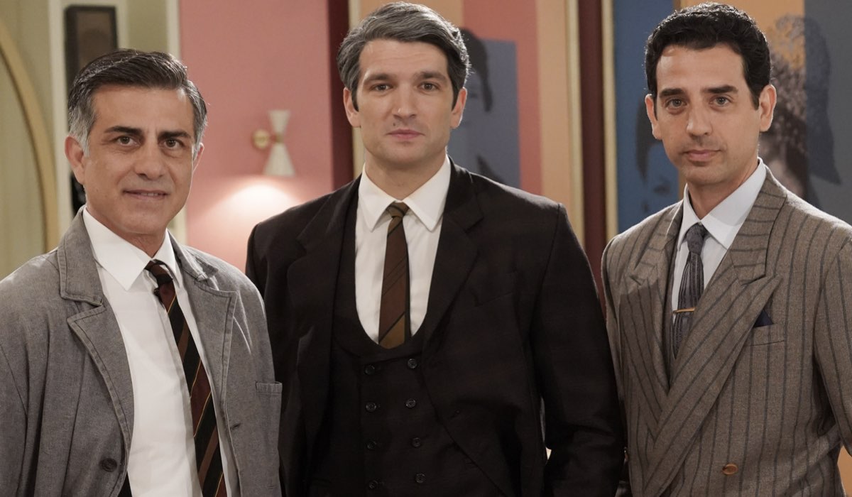 Da sinistra: Simone Montedoro (Fulvio Rinaldi), Filippo Scarafia (Roberto Landi) e Luca Ferrante (Gianlorenzo Botteri) in un posato per “Il Paradiso Delle Signore 10”. Credits: Rai.