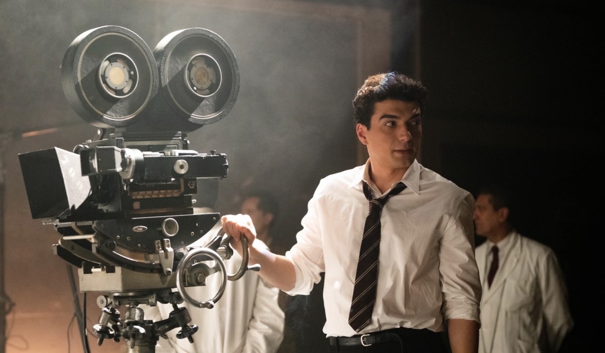 Giacomo Giorgio (Mario De Angelis) in una scena di “Carosello in love”. Credits: Rai.