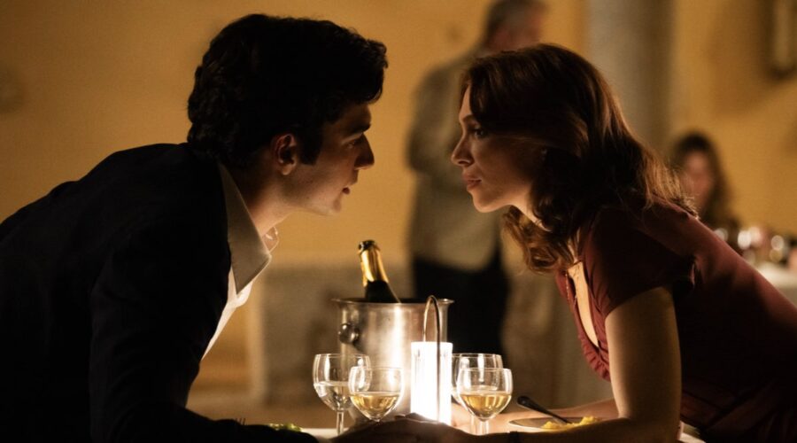 Da sinistra: Giacomo Giorgio (Mario De Angelis) e Ludovica Martino (Laura Ceccarelli) in una scena di “Carosello in love”. Credits: Rai.