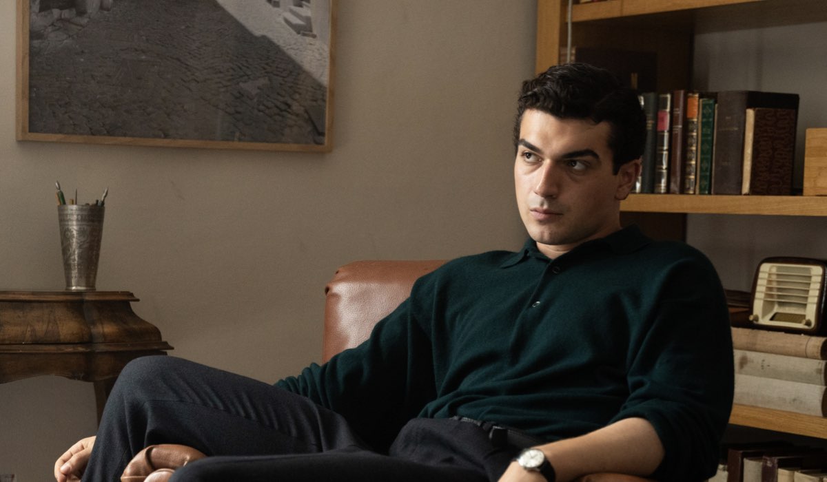 Giacomo Giorgio (Mario De Angelis) in una scena di “Carosello in love”. Credits: Rai.