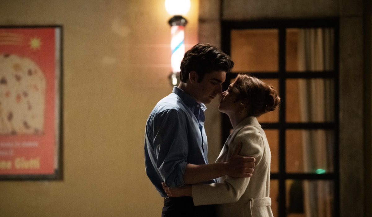 Da sinistra: Giacomo Giorgio (Mario De Angelis) e Ludovica Martino (Laura Ceccarelli) in una scena di “Carosello in love”. Credits: Rai.