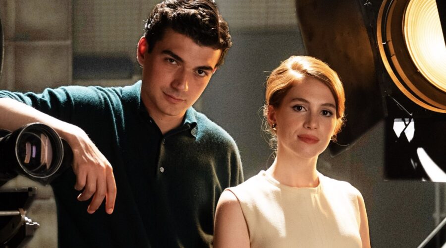 Da sinistra: Giacomo Giorgio (Mario De Angelis) e Ludovica Martino (Laura Ceccarelli) in un posato per “Carosello in love”. Credits: Rai.