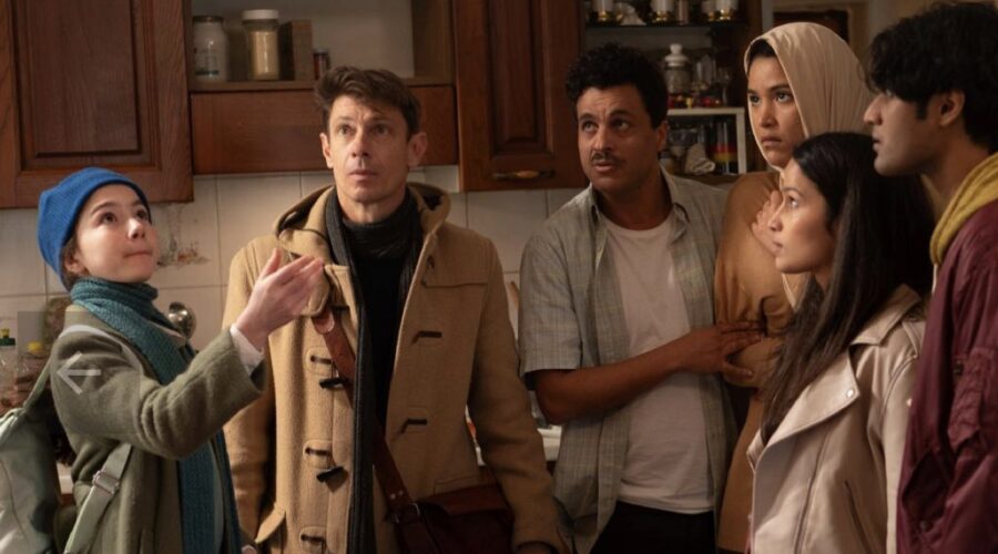 Giorgio Pasotti (Armando) in una scena di gruppo de “L'appartamento sold out”. Credits: Rai/RaiPlay.