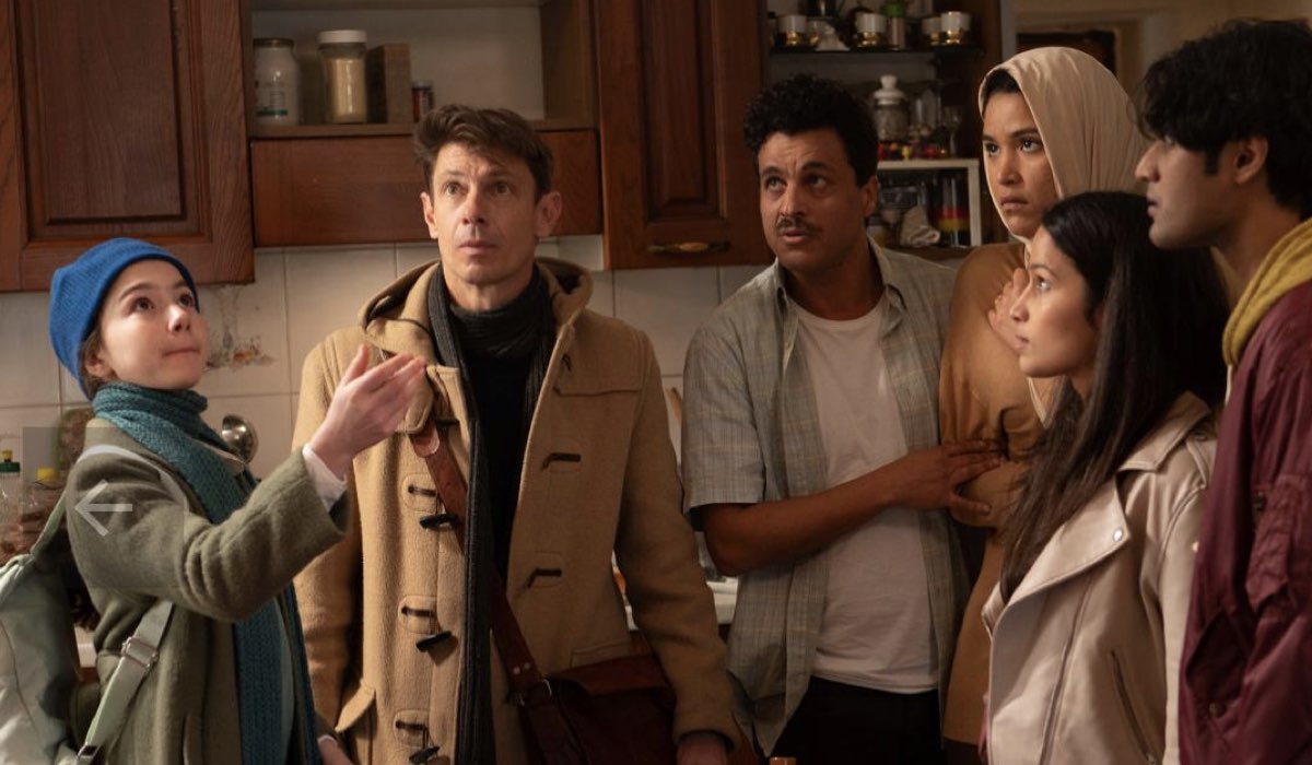 Giorgio Pasotti (Armando) in una scena di gruppo de “L'appartamento sold out”. Credits: Rai/RaiPlay.