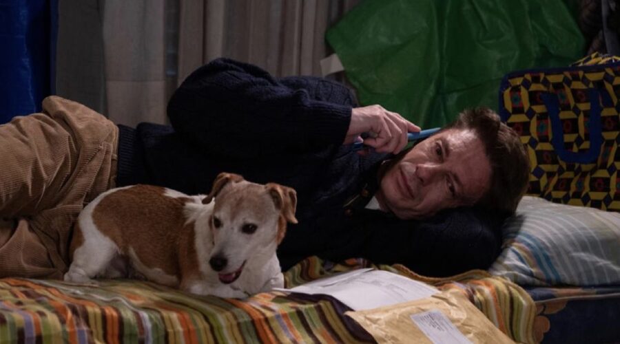 Giorgio Pasotti (Armando) in una scena de “L'appartamento sold out”. Credits: Rai/RaiPlay.