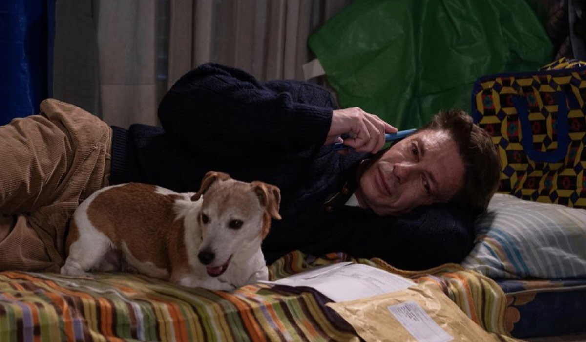 Giorgio Pasotti (Armando) in una scena de “L'appartamento sold out”. Credits: Rai/RaiPlay.