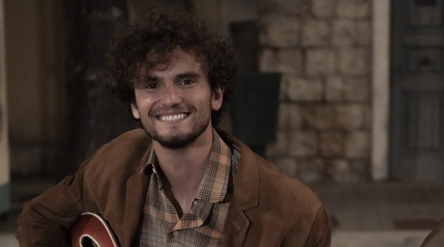 Mirko Lorusso (Giovanni “Johnny” Pastore) in un posato per “Il Paradiso delle Signore 10”. Credits: Pierfrancesco Bruni/Rai.