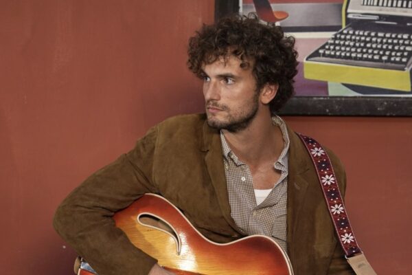 Mirko Lorusso (Giovanni “Johnny” Pastore) in una scena de “Il Paradiso delle Signore 10”. Credits: Pierfrancesco Bruni/Rai.