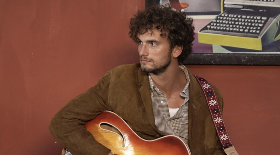 Mirko Lorusso (Giovanni “Johnny” Pastore) in una scena de “Il Paradiso delle Signore 10”. Credits: Pierfrancesco Bruni/Rai.