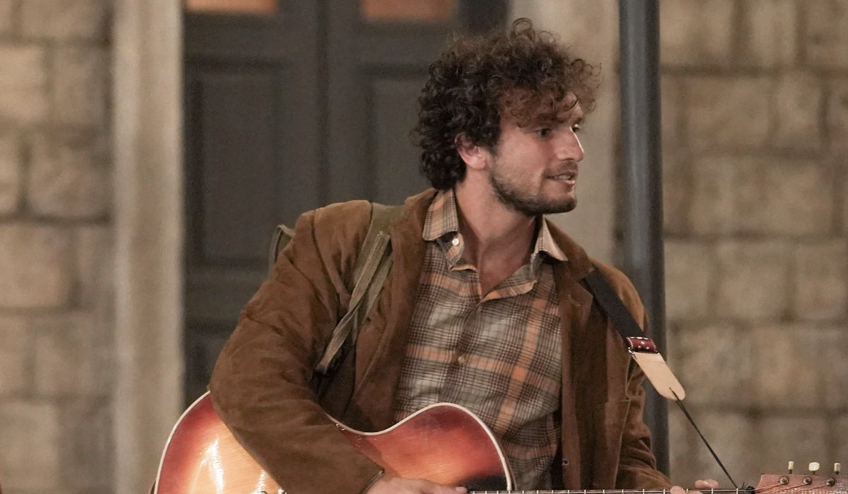 Mirko Lorusso (Giovanni “Johnny” Pastore) in una scena de “Il Paradiso delle Signore 10”. Credits: Rai.