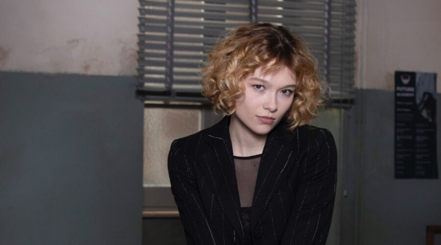 Giulia Fazzini (Greta Rivalta) in un posato per “Un Professore 3”. Credits: Assunta Servello, Banijay Studios Italy e Rai.