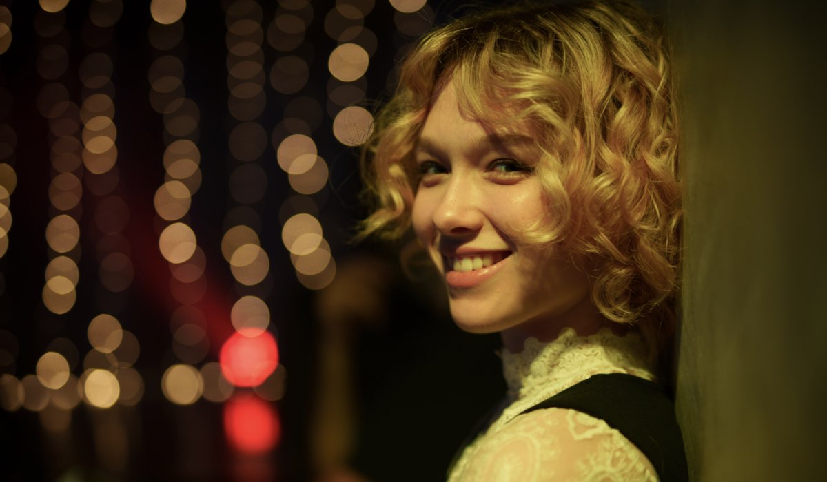 Giulia Fazzini (Greta Rivalta) in un posato per “Un Professore 3”. Credits: Pierfrancesco Bruni, Banijay Studios Italy e Rai.