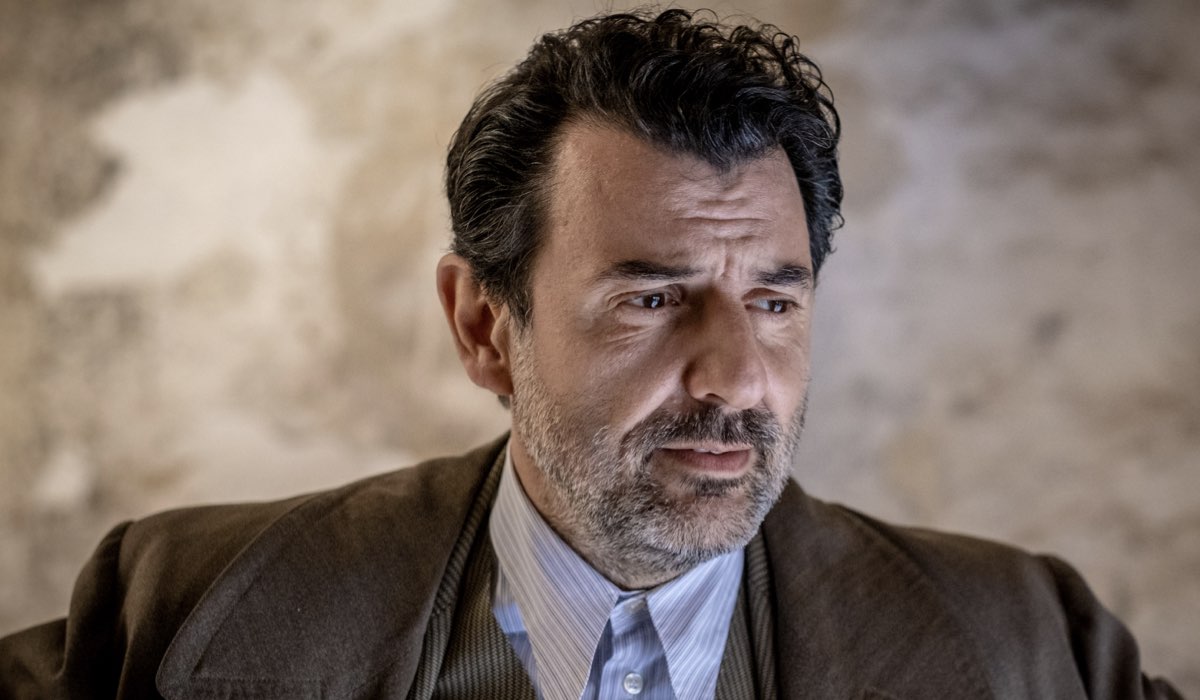Enrico Iannello (Dottor Bruno Modo) in una scena de “Il Commissario Ricciardi 3”. Credits: Rai.