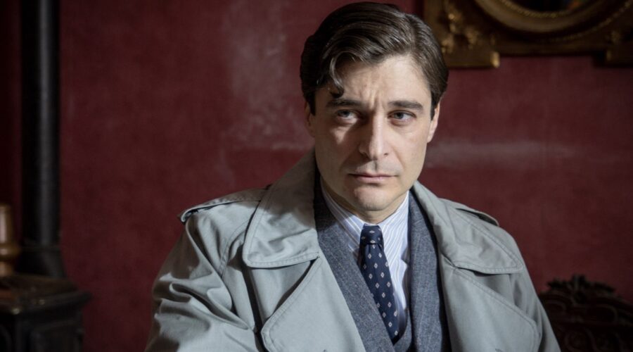 Lino Guanciale (Luigi Alfredo Ricciardi) in una scena de “Il Commissario Ricciardi 3”. Credits: Rai.