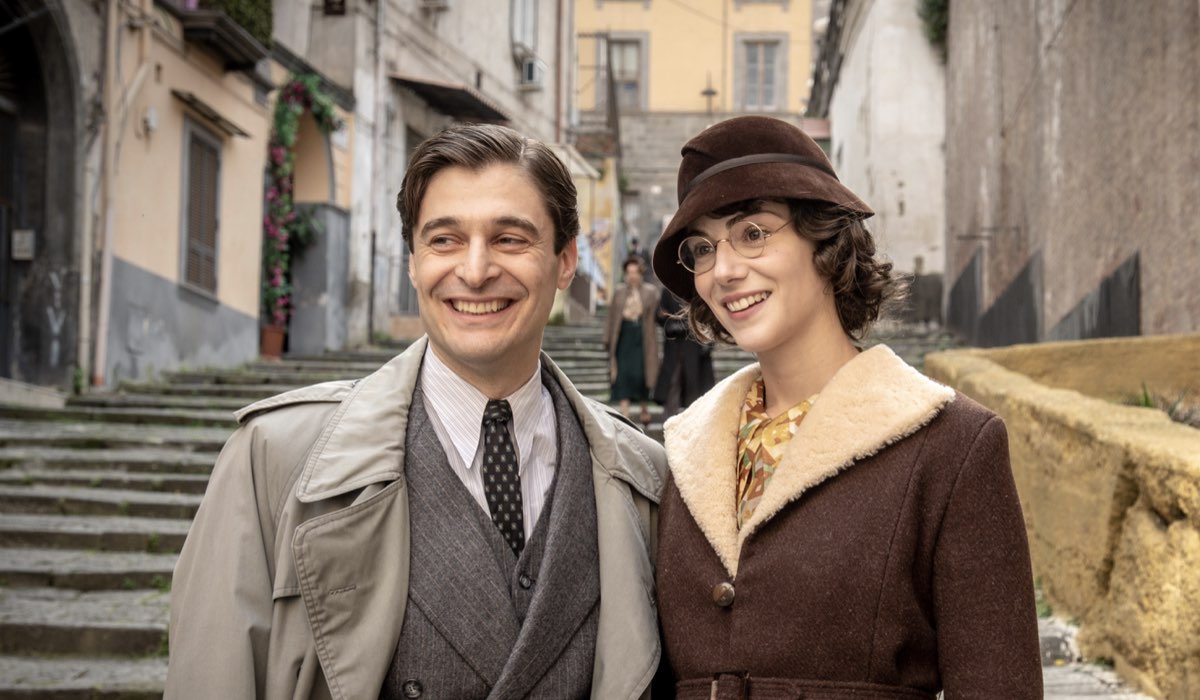 Da sinistra: Lino Guanciale (Luigi Alfredo Ricciardi) e Maria Vera Ratti (Enrica Colombo) in una scena de “Il Commissario Ricciardi 3”. Credits: Rai.