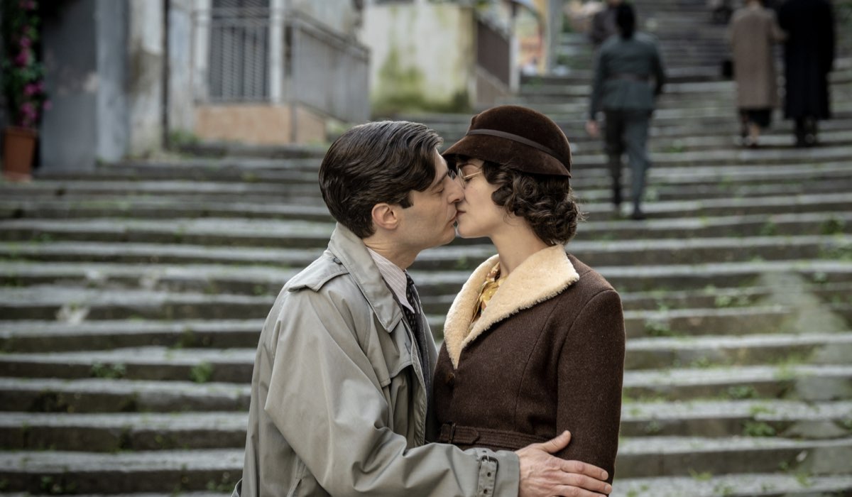 Da sinistra: Lino Guanciale (Luigi Alfredo Ricciardi) e Maria Vera Ratti (Enrica Colombo) in una scena de “Il Commissario Ricciardi 3”. Credits: Rai.
