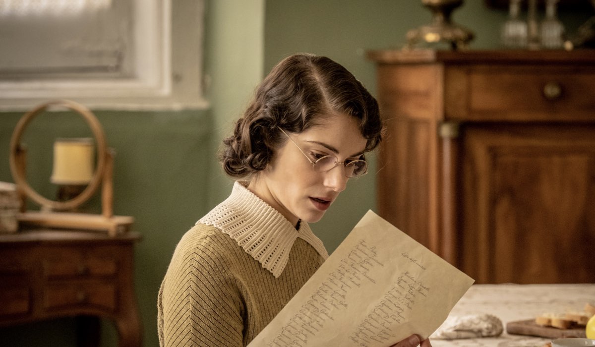 Maria Vera Ratti (Enrica Colombo) in una scena de “Il Commissario Ricciardi 3”. Credits: Rai.