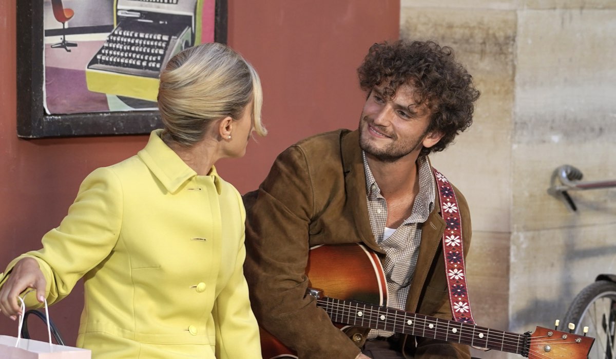 Da sinistra: Francesca Del Fa (Irene Cipriani) e Mirko Lorusso (Giovanni “Johnny” Pastore) in una scena de “Il Paradiso delle Signore 10”. Credits: Pierfrancesco Bruni/Rai.