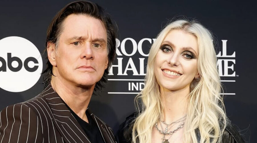 Jim Carrey E Taylor Momsen Insieme Al Rock And Roll Hall Of Fame Credits Via Getty
