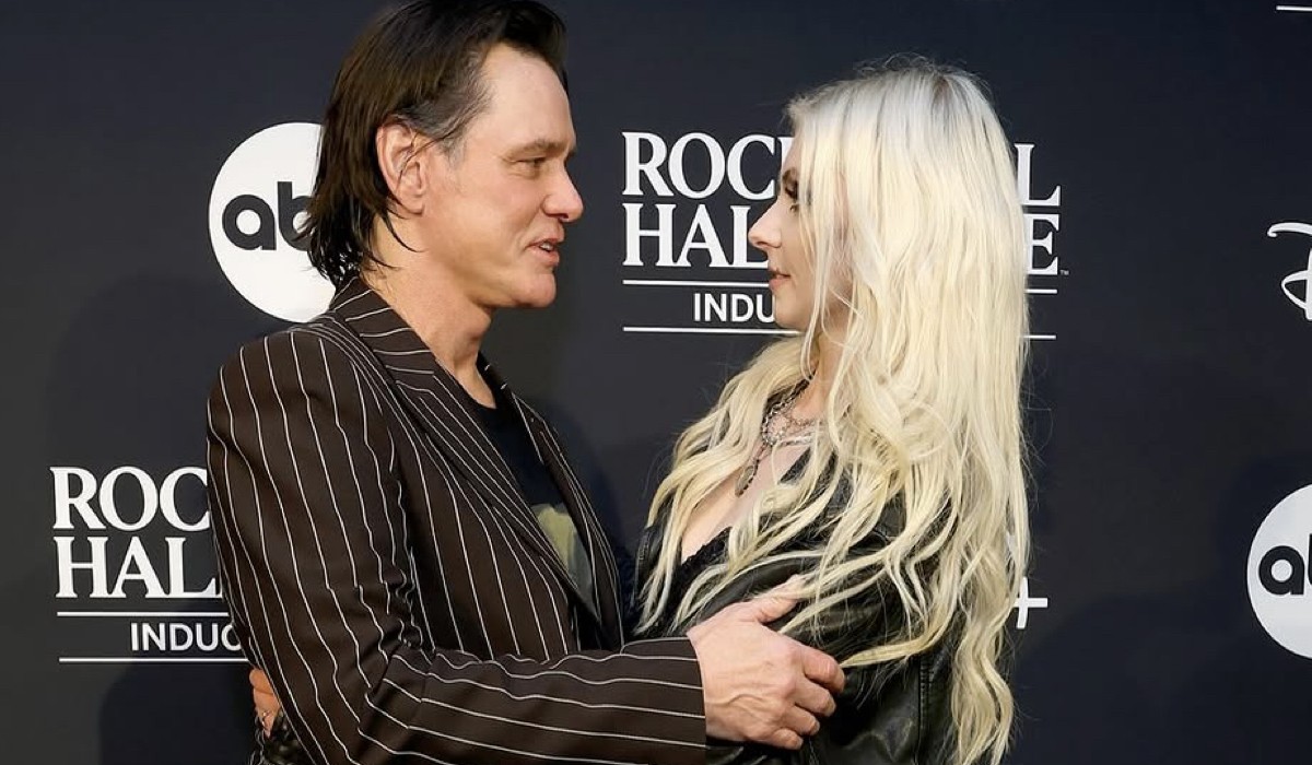 Jim Carrey E Taylor Momsen Insieme Sul Red Carpet Al Rock And Roll Hall Of Fame Credits Via Getty