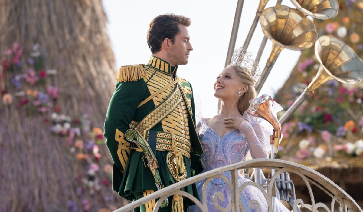 Da sinistra: Jonathan Bailey (Fiyero) e Ariana Grande (Glinda) in una scena di “Wicked - Parte 2”. Credits: Universal Pictures.